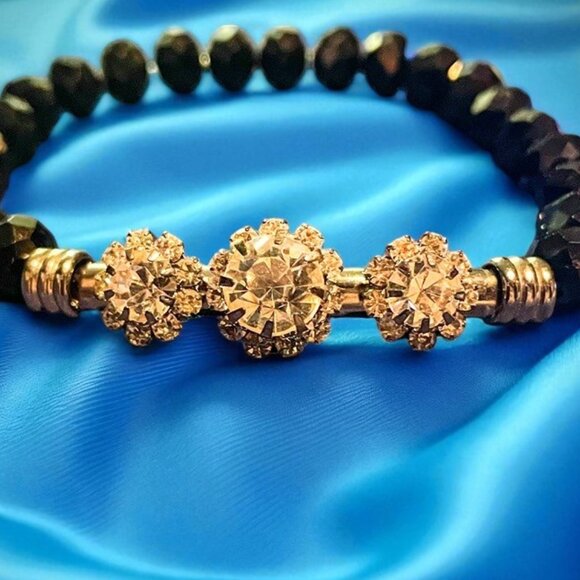 LaviguerDesigns Handcrafted Crystal Flowers Rhinstone Stretch Bracelet - Picture 2 of 2
